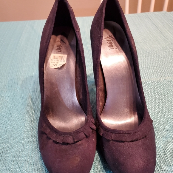 NWT Women's navy blue heels - Picture 3 of 6